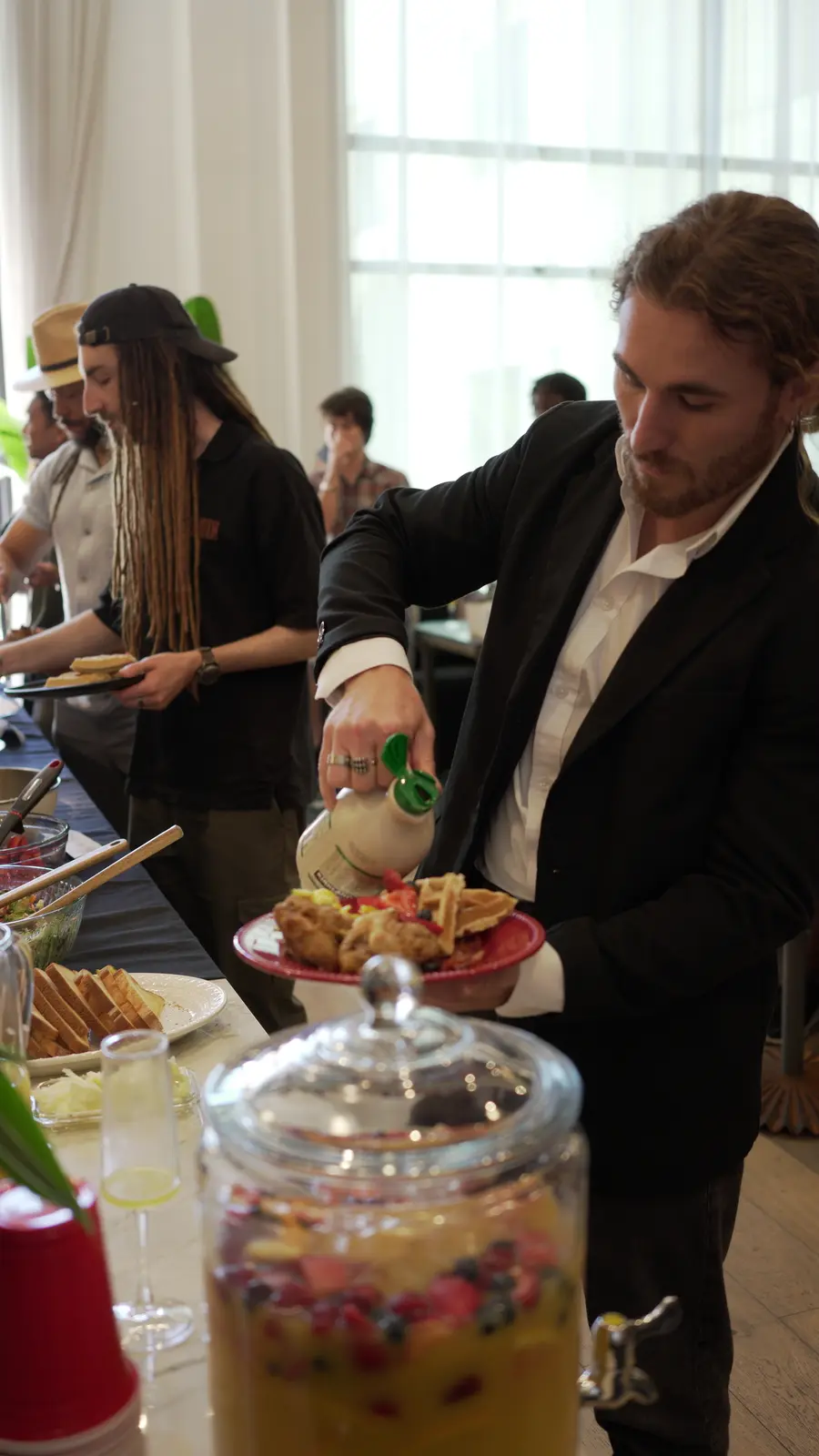 Guests serving themselves at the nuumusic Brunch buffet